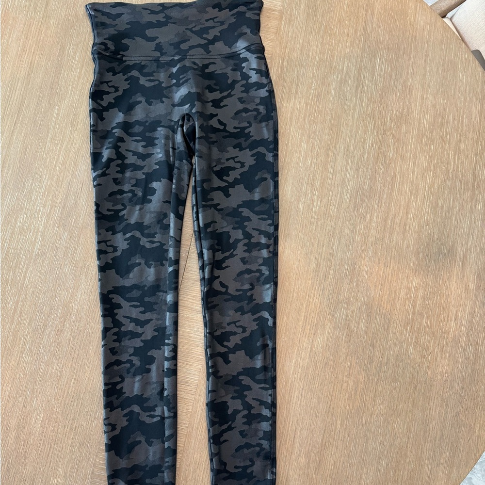Spanx Faux Leather Camo Leggings Matte Black Sz S